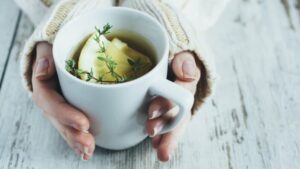 Lee más sobre el artículo El té tiene muchos beneficios para la salud, pero no crea todo lo que  lee